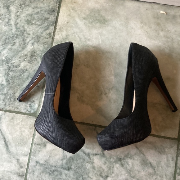 Black Jessica Simpson stilettos - Picture 3 of 8